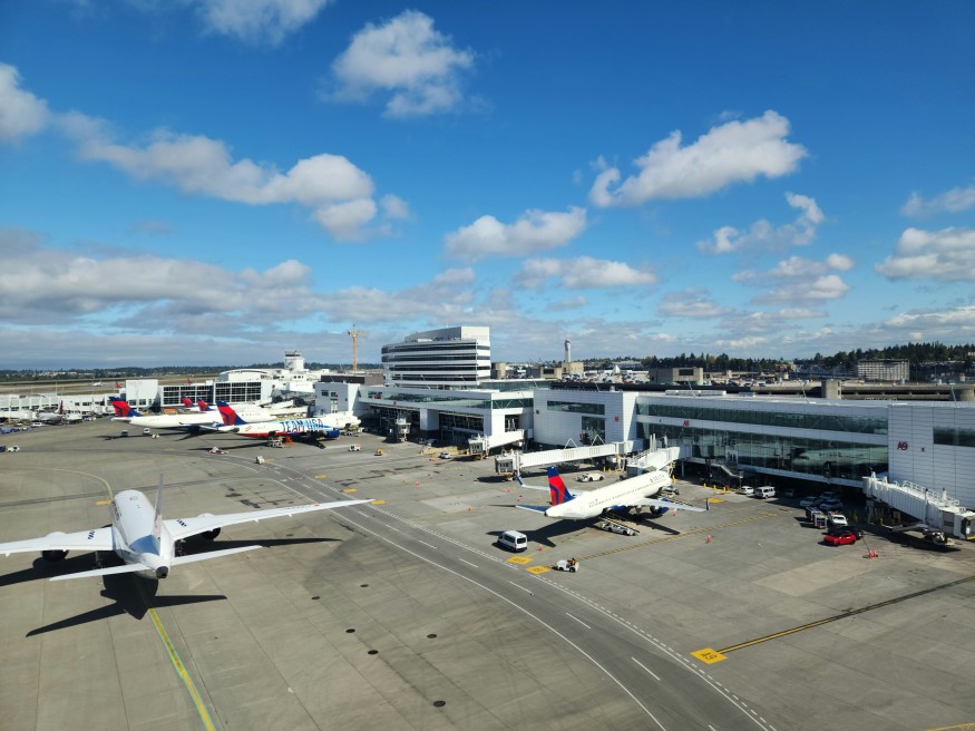 A large jetliner sitting on top of an airport