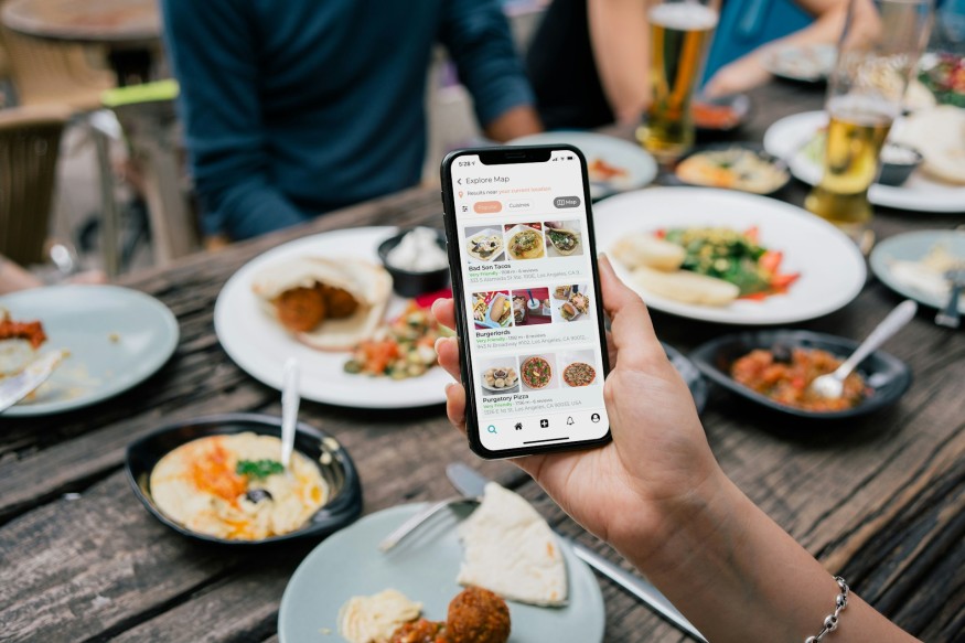 Phone-Free Dining Trend in the US? Here's Why Restaurants Are