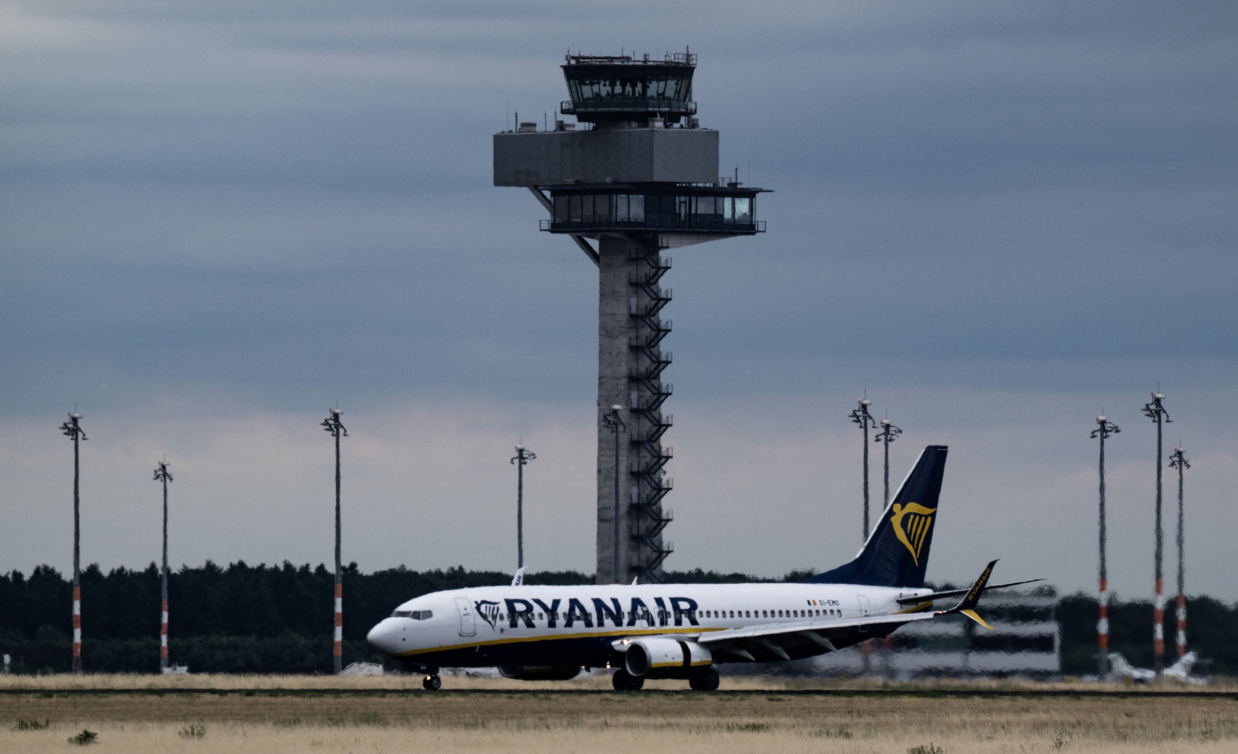 ryanair-touts-737-safety-as-ntsb-probes-engine-failure-behind-window